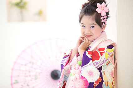 ３歳女の子の紫着物の七五三写真