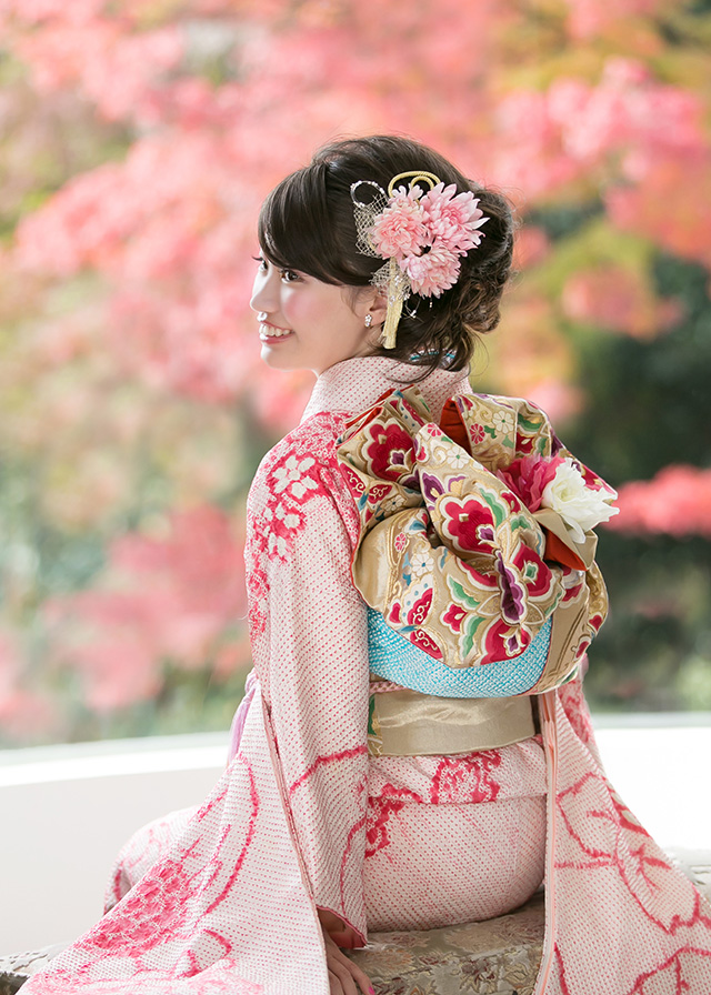 京都の成人式前撮りスタジオ窓から紅葉