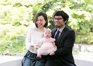ドレスで赤ちゃんと家族写真