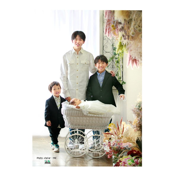 4人兄弟カメラ見てニコニコ