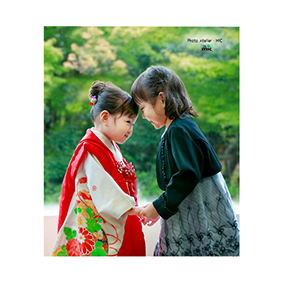 3歳の七五三とお姉ちゃんおでこくっつけ