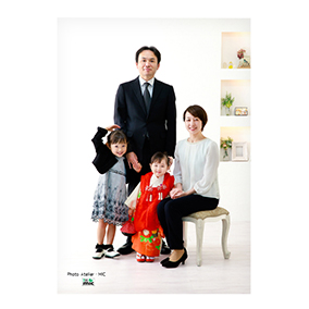 七五三の3歳女の子と家族写真