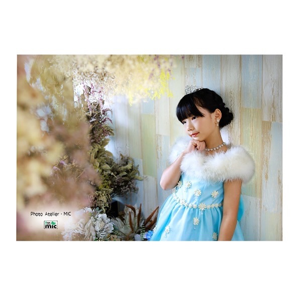 かわいいブルードレスで女王さま