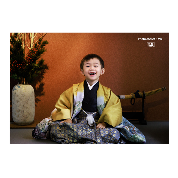 ５歳男の子町屋の漆喰の赤い壁の畳で七五三