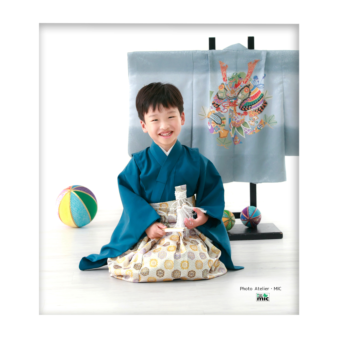 ５歳七五三男の子座りポーズで微笑み返し